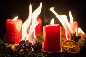 Brandschutz heißt aufpassen: vergessene brennende Kerzen © eyetronic ; Quelle: Fotolia.com Brandschutz beachten: Brennender Adventskranz