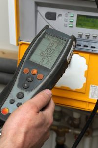 Messgerät für Immissionsmessung und Abgaswegeuntersuchung im Einsatz © mariesacha; Quelle: Fotolia.com Messgerät für Immissionsmessung und Abgaswegeuntersuchung im Einsatz