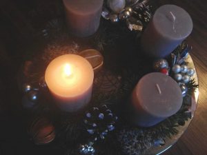 Kranz auf Teller als Brandschutz in der Adventszeit; Quelle: eigenes Foto Adventskranz mit einer normal brennenden Kerze; Brandschutz in der Adventszeit